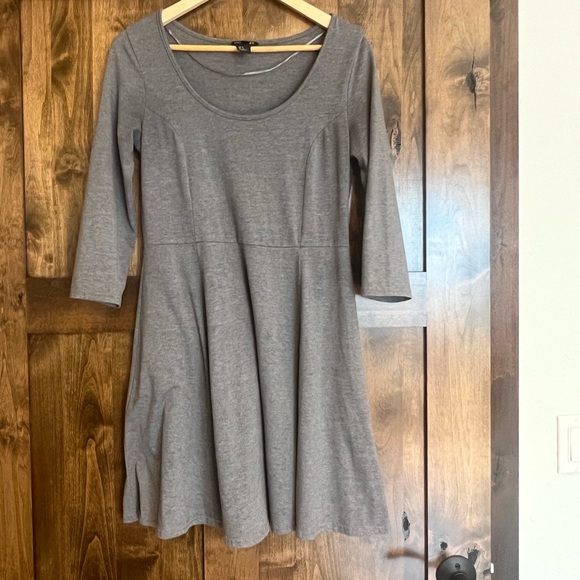 H&M basic gray woman’s medium dress. Scoop neck. cotton, polyester, elastane. - Picture 1 of 6